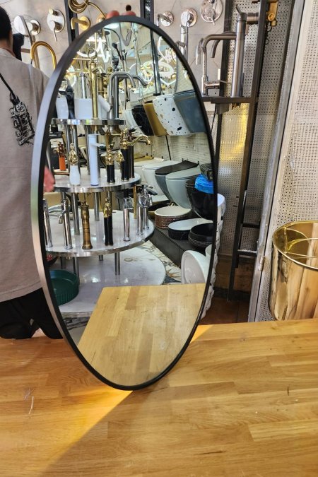 مرآة بيضاوية بإطار أسود